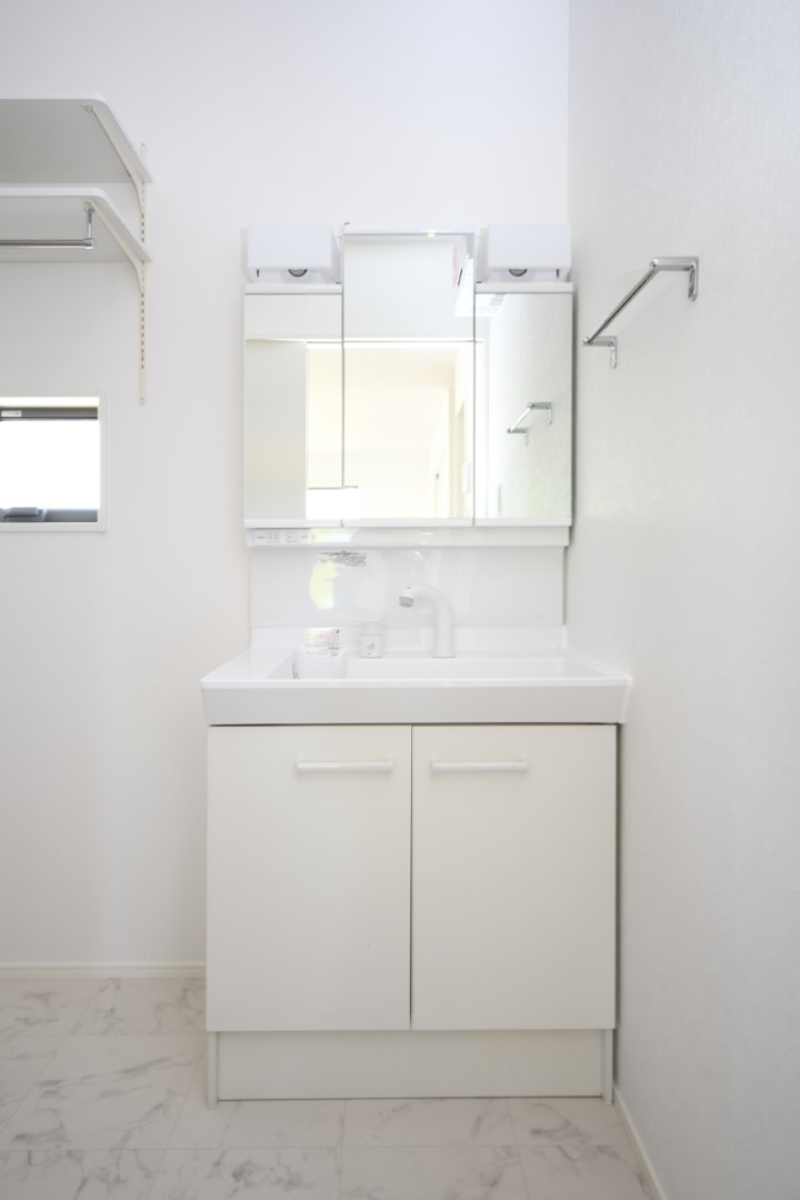 三面鏡の裏は収納スペースとなっており、物が多くなりがちな洗面台まわりをスッキリ保つことができます。※施工事例です。実物とは異なります。