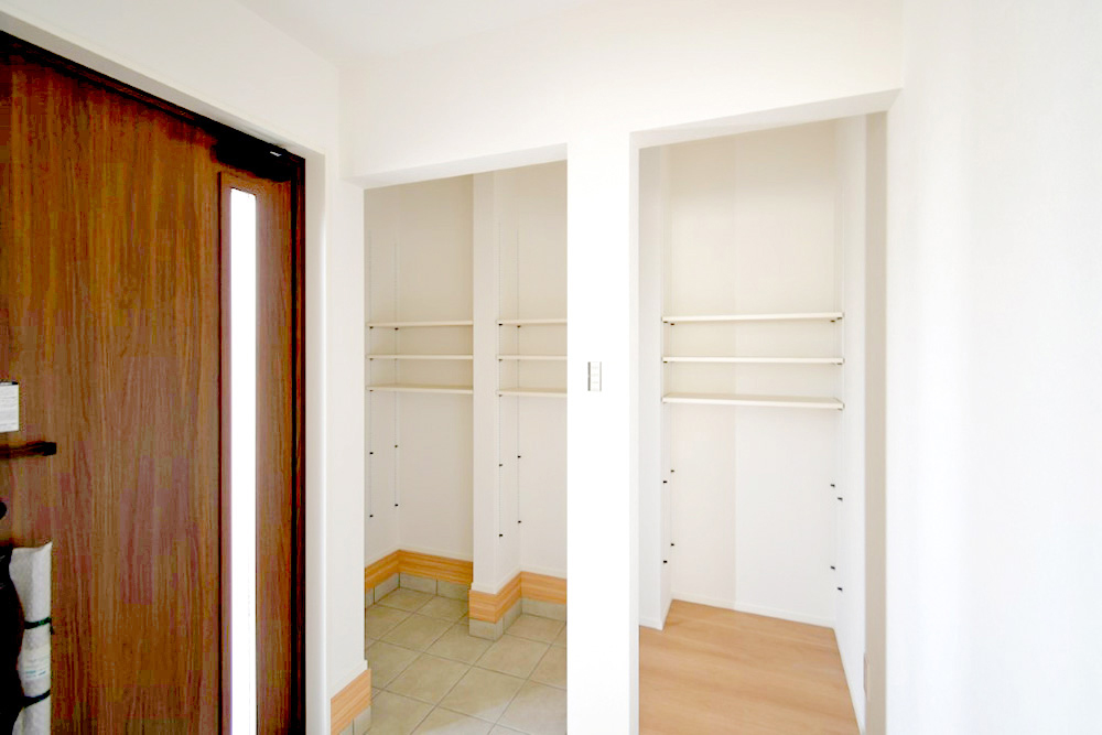 大容量の土間収納を設置。靴はもちろん、べビーカーや 趣味の道具を置いておくのにも便利です♪※施工事例です。実物とは異なります。詳しくはお問い合わせください。