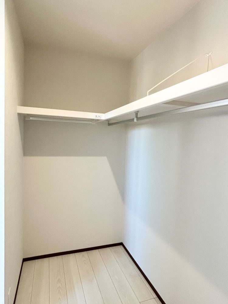 寝室にはウォークインクローゼットが確保されており、洋服以外にもスーツケースや大きめな荷物も収納できます♪