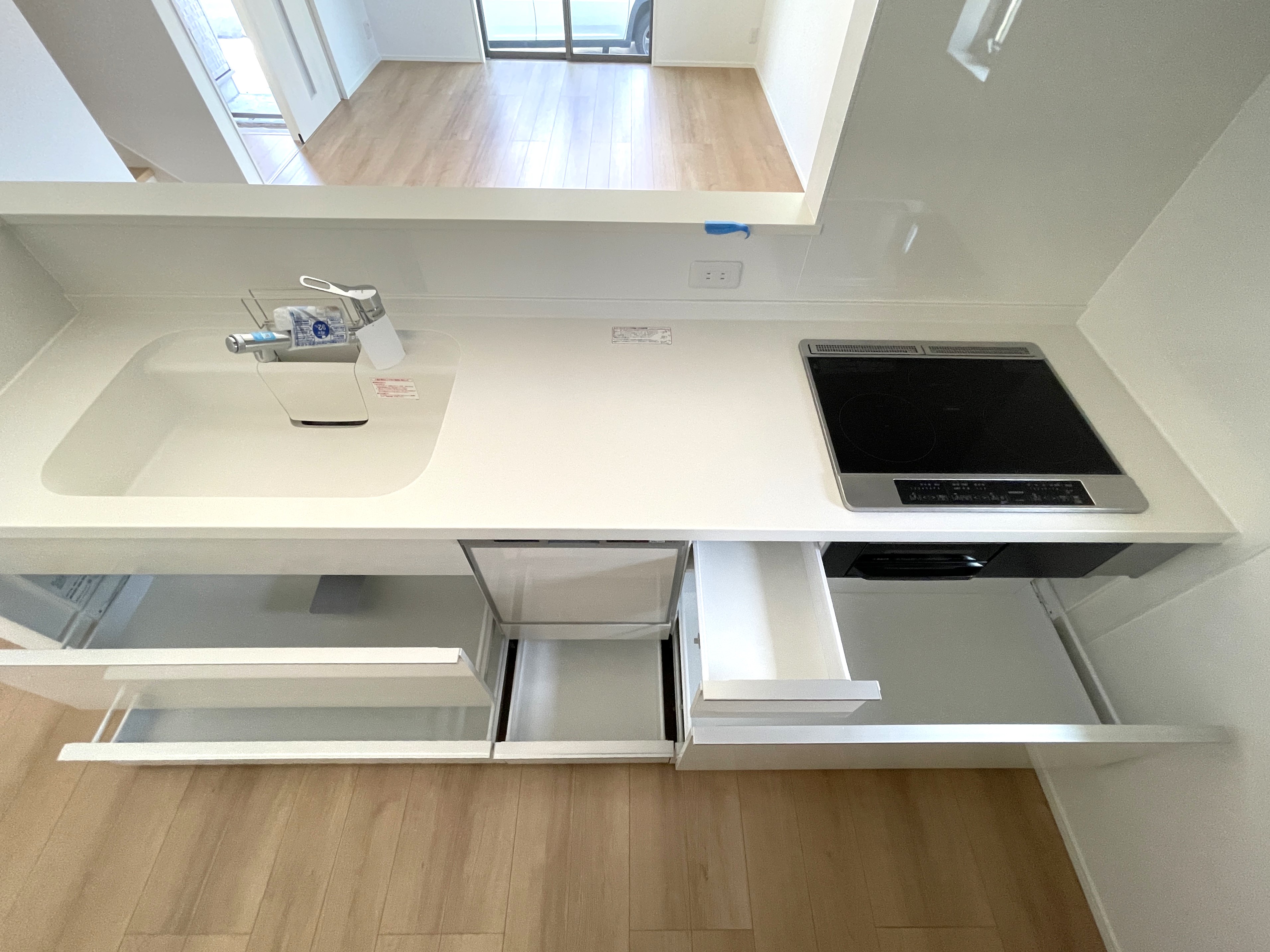 お掃除簡単なIHコンロで家事負担軽減♪コンセントが目の前にあるのでキッチン家電も使いやすく、収納スペースも十分あります！