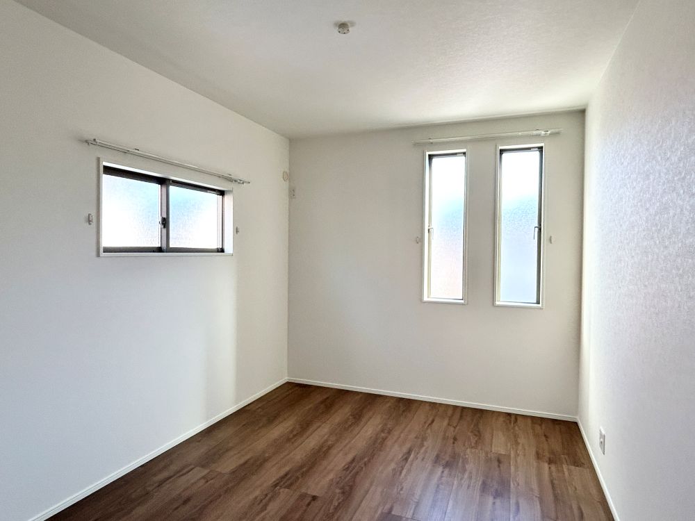 2階は主寝室のほかに2部屋！子供部屋や、趣味の部屋などプライベートもしっかり確保！