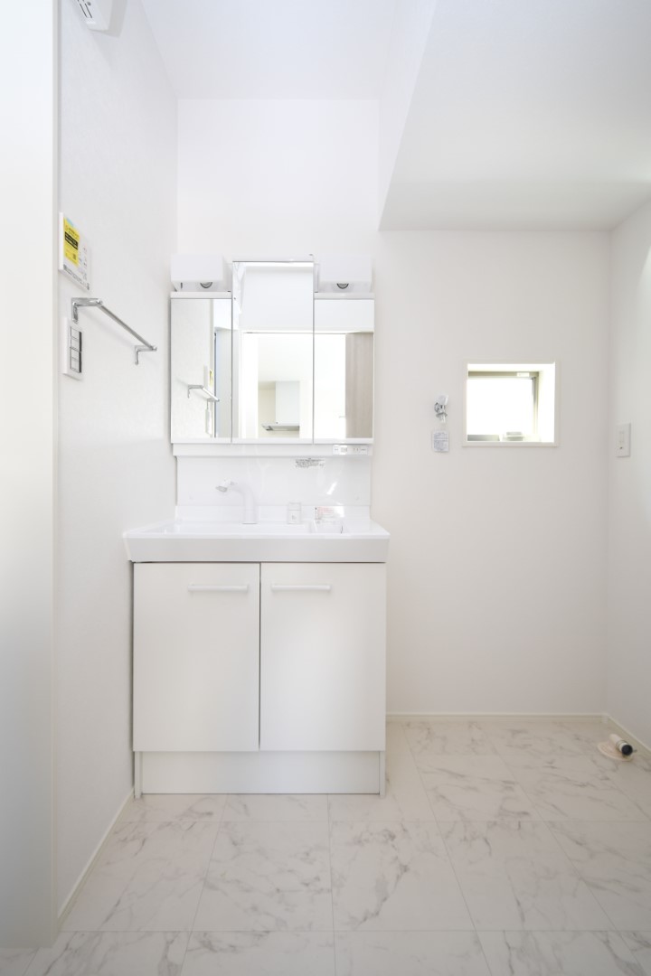 三面鏡の裏は収納スペースとなっており、物が多くなりがちな洗面台まわりをスッキリ保つことができます。※施工事例です。実物とは異なります。詳しくはお問い合わせください。