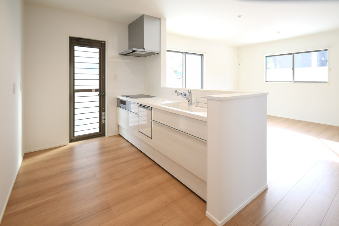 対面式キッチンは家事をしながら家族を見守り、コミュニケーションの取れる人気のスタイル。食洗器付きで洗い物の時間を削減でき、家事の負担を軽減してくれるキッチンです。