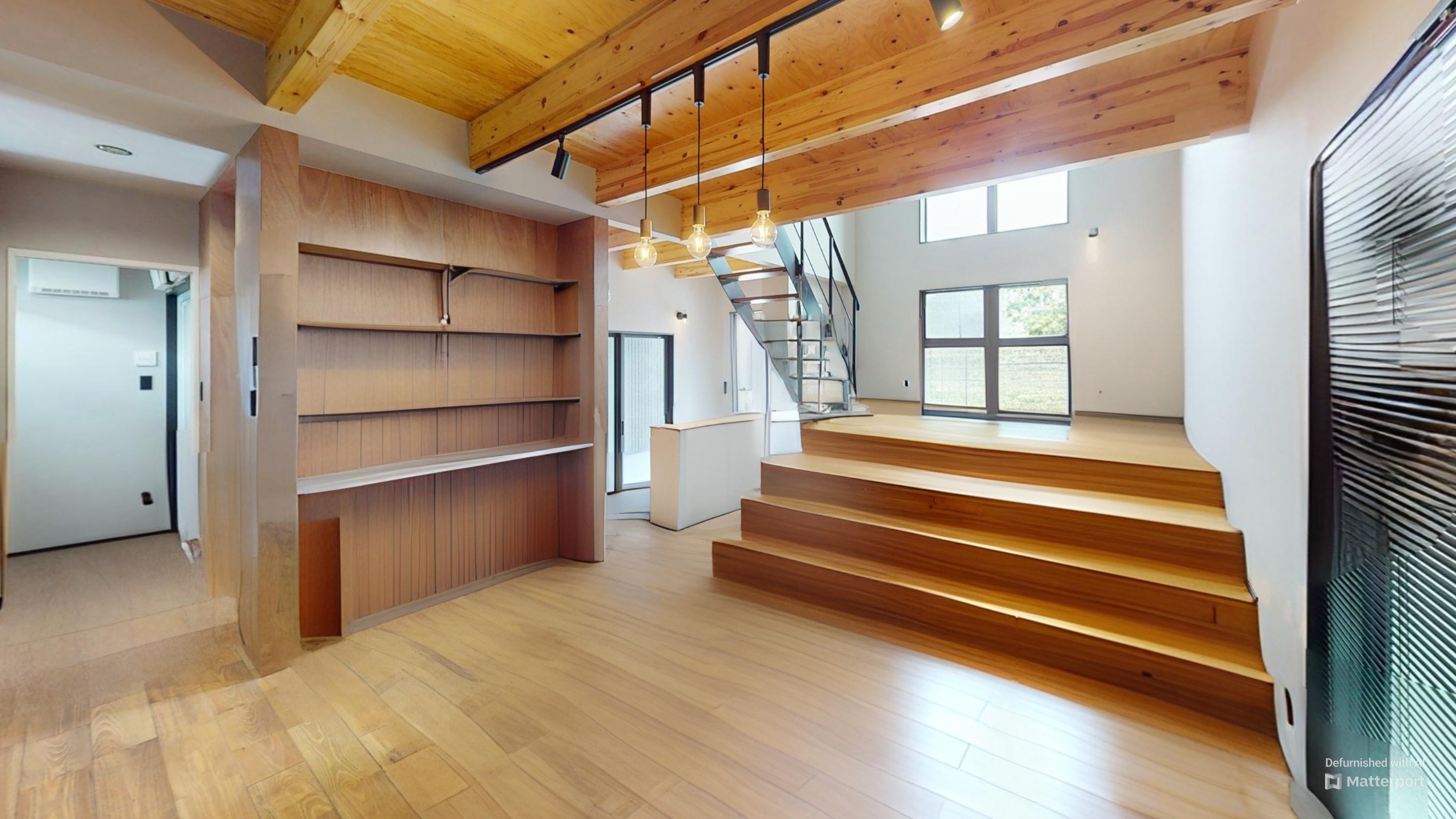 大きな窓から自然光が差し込む明るい空間。開放的な気分で食事が楽しめます