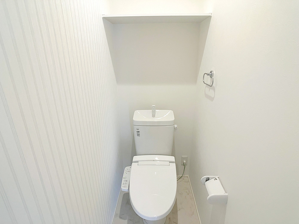 汚れがサッと落ちやすく、毎日のお掃除の手間を軽減してくれるトイレ！二階にもあります！※施工事例です。実際とは異なります。