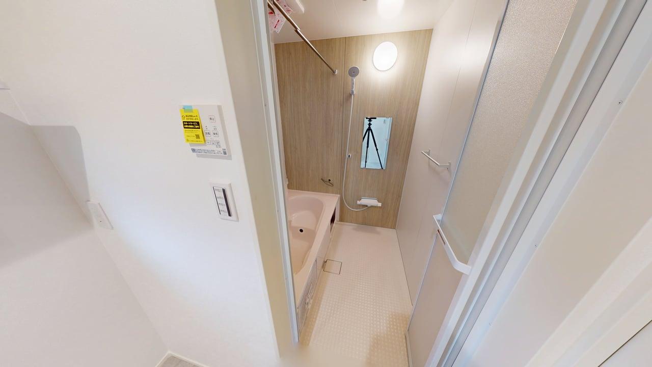 1日の疲れをほぐす、とっておきのリラクゼーションタイムを楽しむバスルーム。 美しく、機能的なデザインを採用、清潔感あふれる心地よい空間づくりにこだわりました。 ※施工事例です。実物とは異なります。詳しくはお問い合わせください。