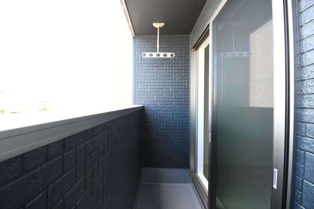 急な雨でも洗濯物が濡れにくい屋根付きバルコニー！天井付き物干しタイプで足回りのスペースもすっきり♪