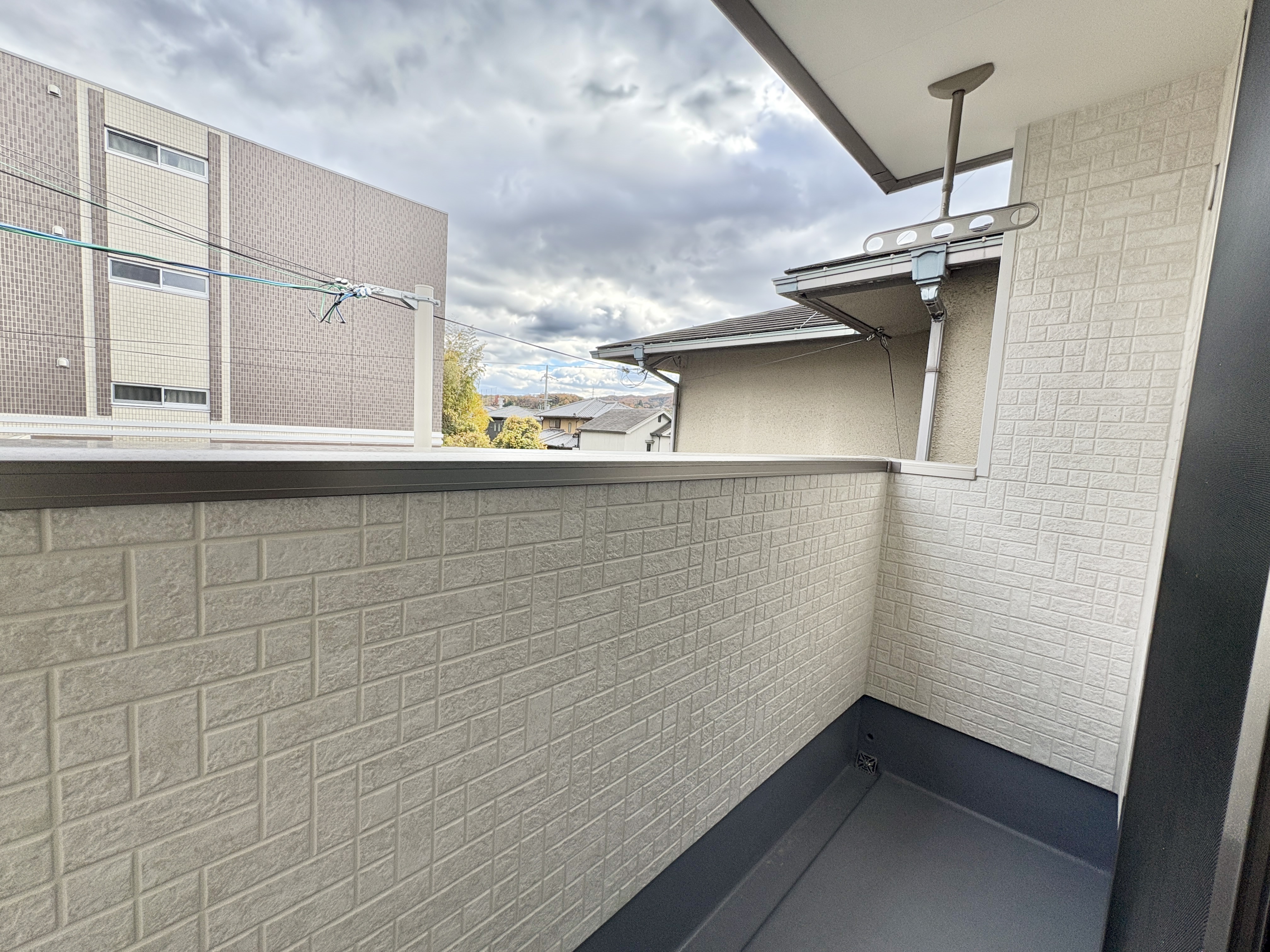 インナーバルコニーなので急な雨でも洗濯物が濡れにくく、ウィークインクローゼットが近いので片付けも便利です。　
