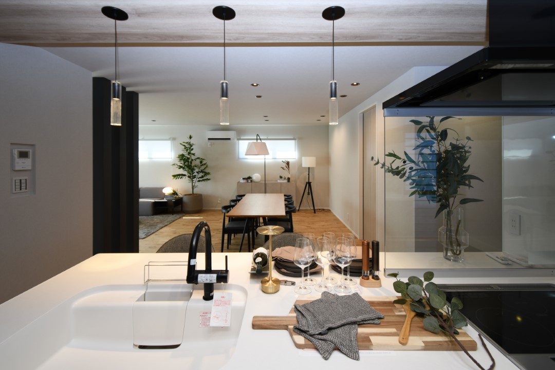 キッチンからはダイニングキッチンが見渡せます。キッチンからもリビングが見渡せるため、どこに居ても家族を感じ、会話もはずみますね。 ※施工事例です。実物とは異なります。詳しくはお問い合わせください。