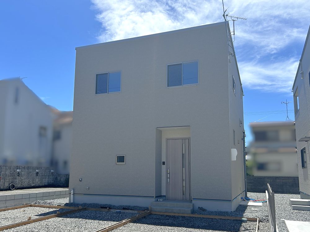 とさでん桟橋通三丁目まで徒歩3分。周辺にコンビニや飲食店もあるので生活しやすいエリアです♪※撮影月：2025年7月（外構工事中）