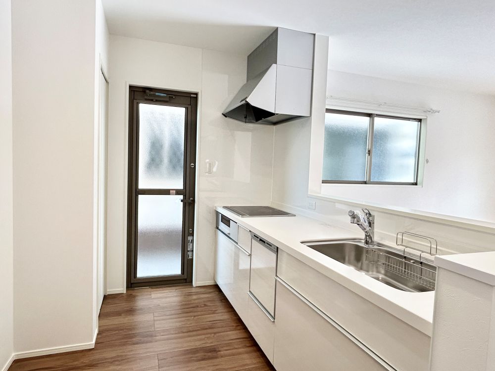 コミュニケーションが取りやすい対面式キッチン。ワークトップは人造大理石で細かい傷もつきにくい♪勝手口もあるので、ゴミ問題も困りません！※施工事例です。実際とは異なります。