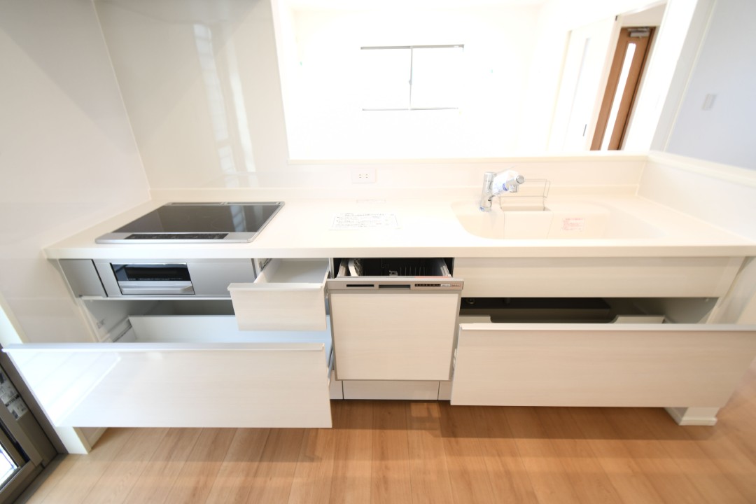 対面式キッチンは家事をしながら家族を見守り、コミュニケーションの取れる人気のスタイル。食洗器付きで洗い物の時間を削減でき、家事の負担を軽減してくれるキッチンです。※施工事例です。実物とは異なります。詳しくはお問い合わせください。