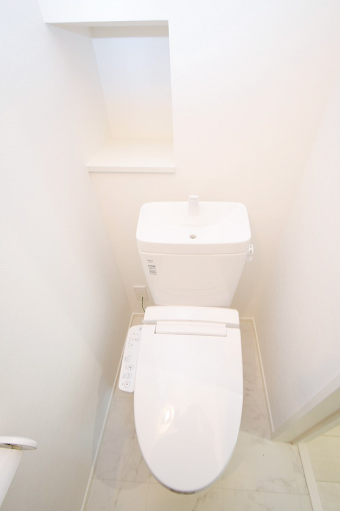 温水洗浄便座トイレは1階と2階の2ヶ所にあります♪ 気になる便座もサッとひとふきでキレイになりま す。　※施工事例です。実際とは異なります。