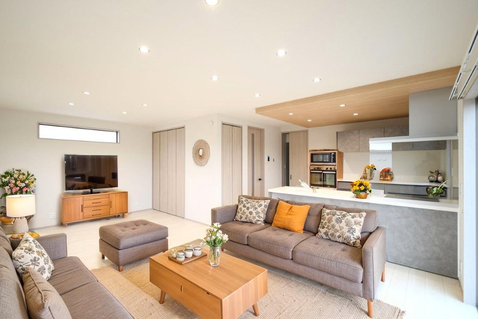 家族が集まるリビングは広々20帖！キッチンからもリビングが見渡せるため、どこに居ても家族を感じ、会話もはずみますね。 ※CGにて家具を配置しています。