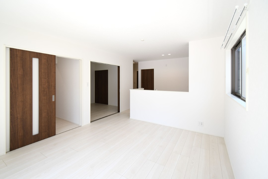 家族が集まるリビングは広々15.1帖！キッチンからもリビングが見渡せるため、どこに居ても家族を感じ、会話もはずみますね。