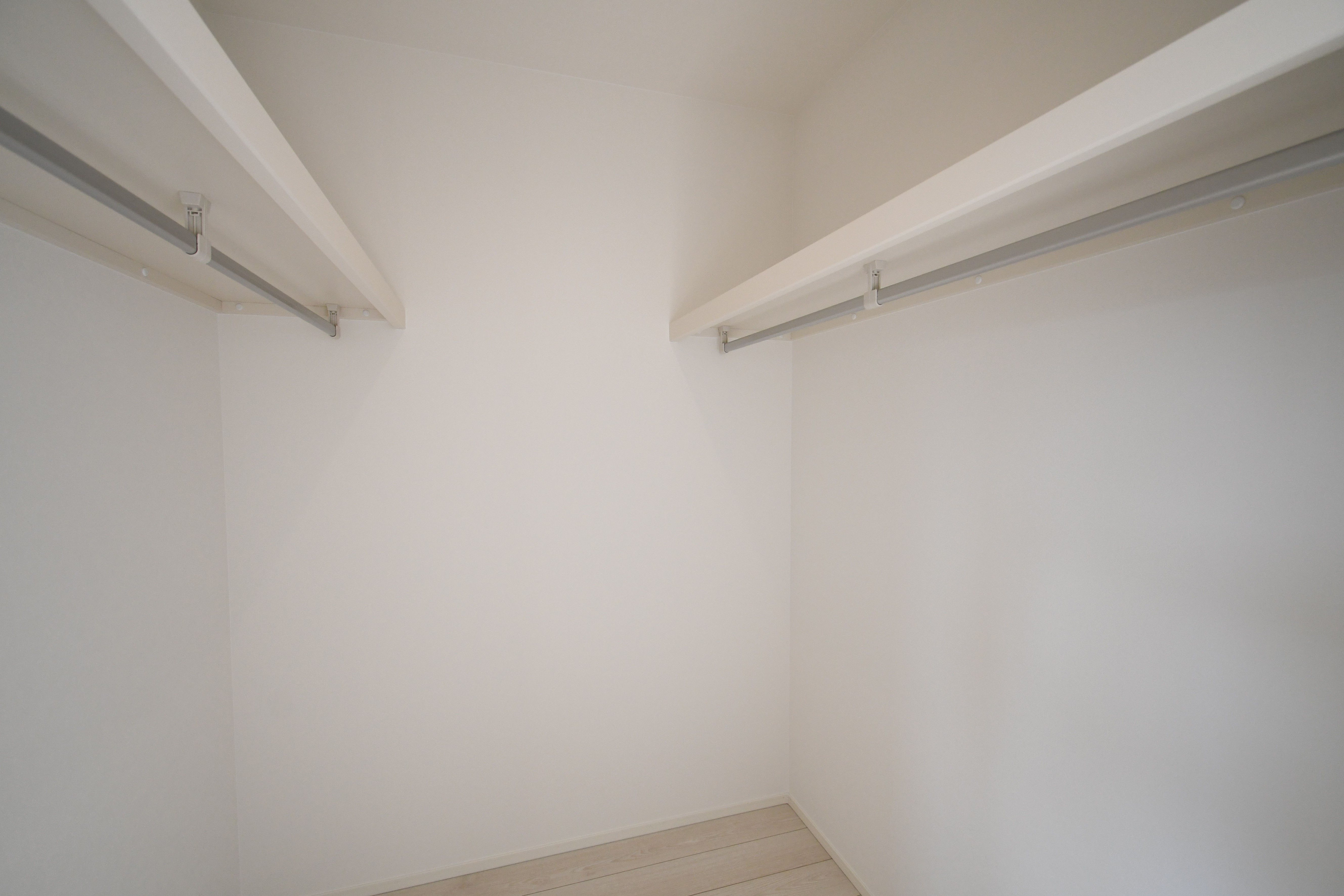 主寝室収納にはウォークインクローゼット♪大切なお洋服もたくさん吊り下げ収納できるのがうれしいポイント。※施工事例です。実際とは異なります。