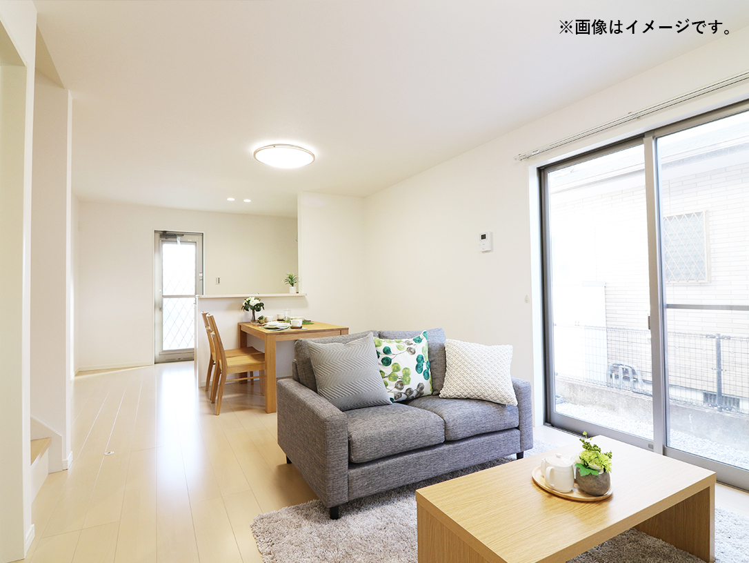 家族が集まるリビングは広々15帖!キッチンからもリビングが見渡せるため、どこに居ても家族を感じ、会話もはずみますね。 ※施工事例です。実物とは異なります。詳しくはお問い合わせください。