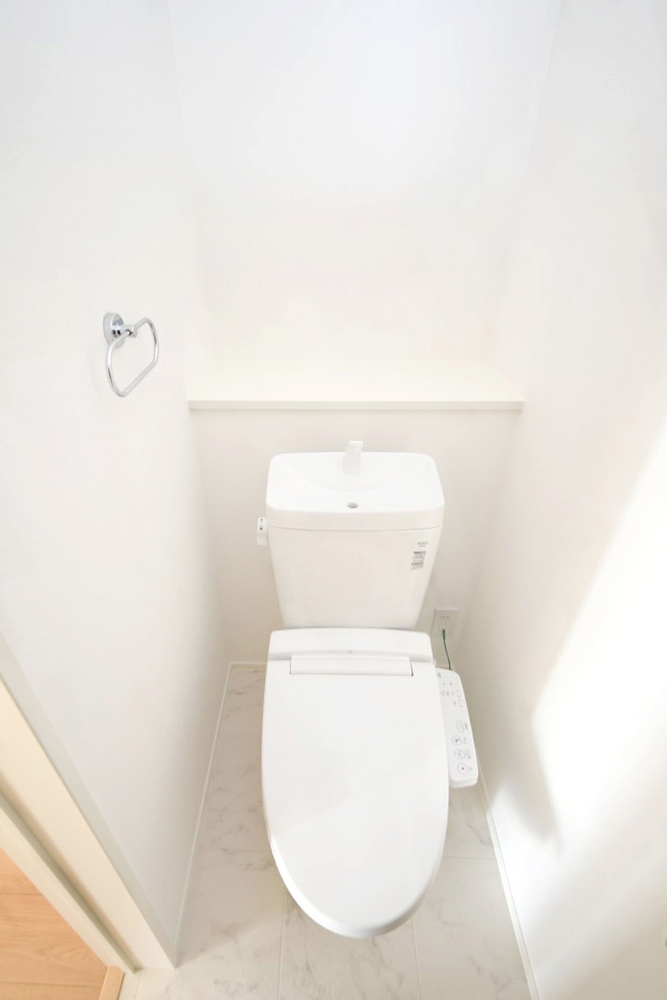  温水洗浄便座トイレ。新素材により、気になる便座もサッとひとふきでキレイになります。※施工事例です。実物とは異なります。詳しくはお問い合わせください。