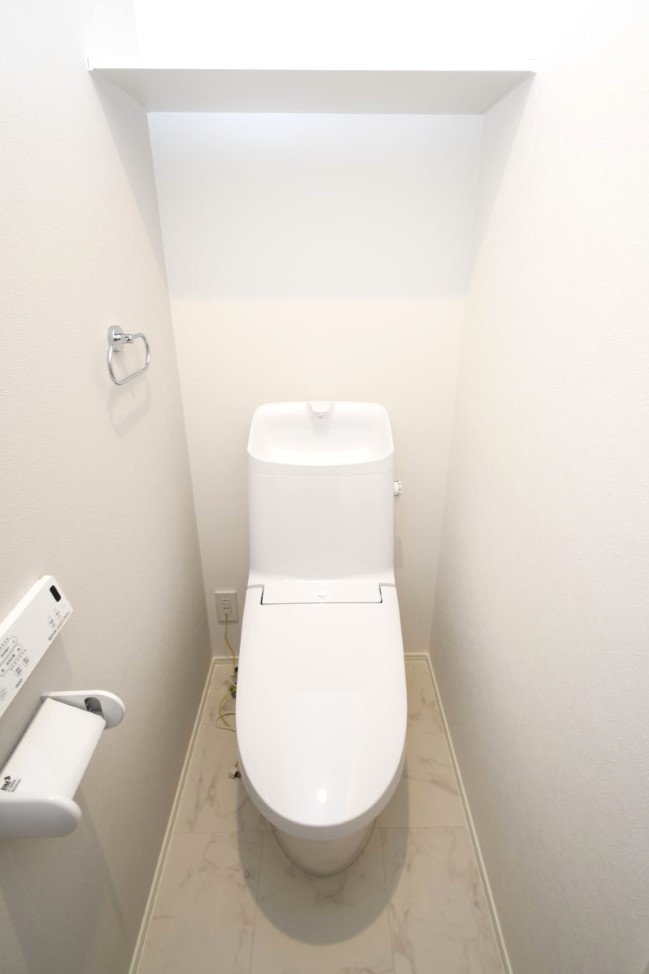 サッと汚れが落ちるのでお掃除楽々なトイレです。※施工事例です。実際とは異なります。