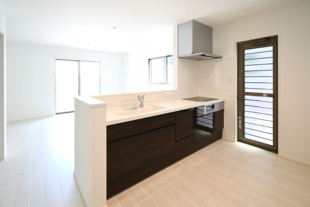 対面式キッチンは家事をしながら家族を見守り、コミュニケーションの取れる人気のスタイル。食洗器付きで洗い物の時間を削減でき、家事の負担を軽減してくれるキッチンです。