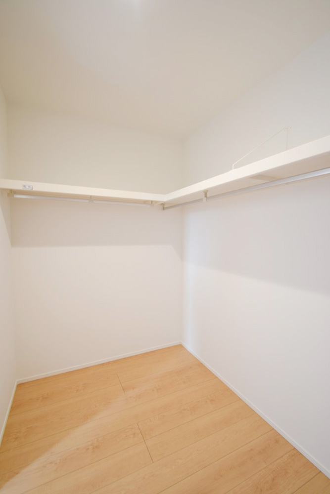 寝室ウォークインクローゼットはこのようになっており、洋服が沢山収納できます♪※施工事例になります。実際と色やデザインが異なりますので詳しくはお問い合わせください。
