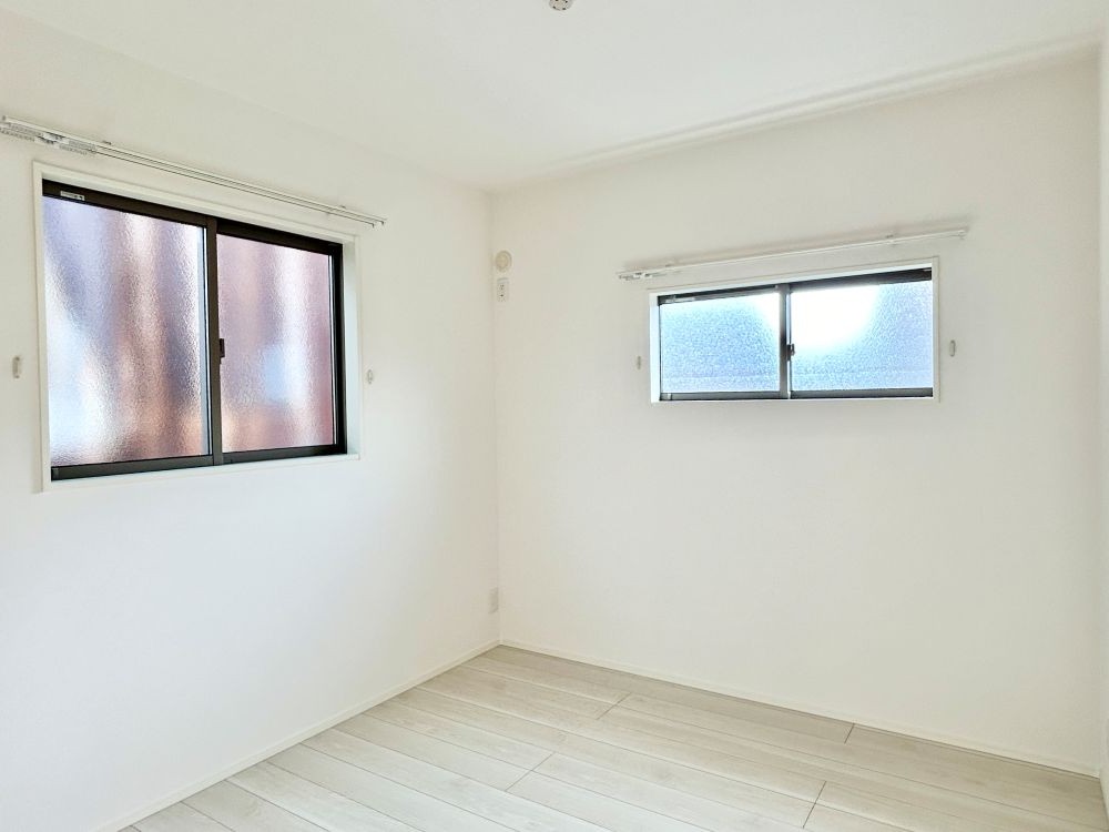 2階は主寝室の他に2室！お子様の部屋や趣味の部屋にすることで主寝室回りがスッキリします♪在宅勤務用のオフィス部屋にするのもいいですね！ ※画像はイメージです