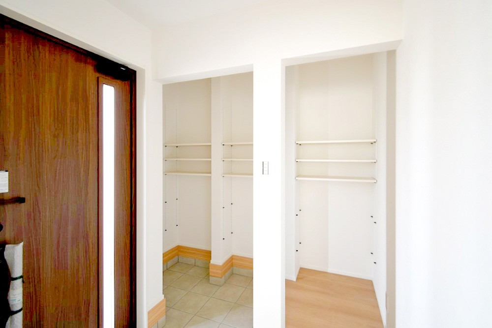 大容量のシューズクローゼットを設置。靴はもちろん、べビーカーや趣味の道具を置いておくのにも便利です♪※施工事例です。実際とは異なります。