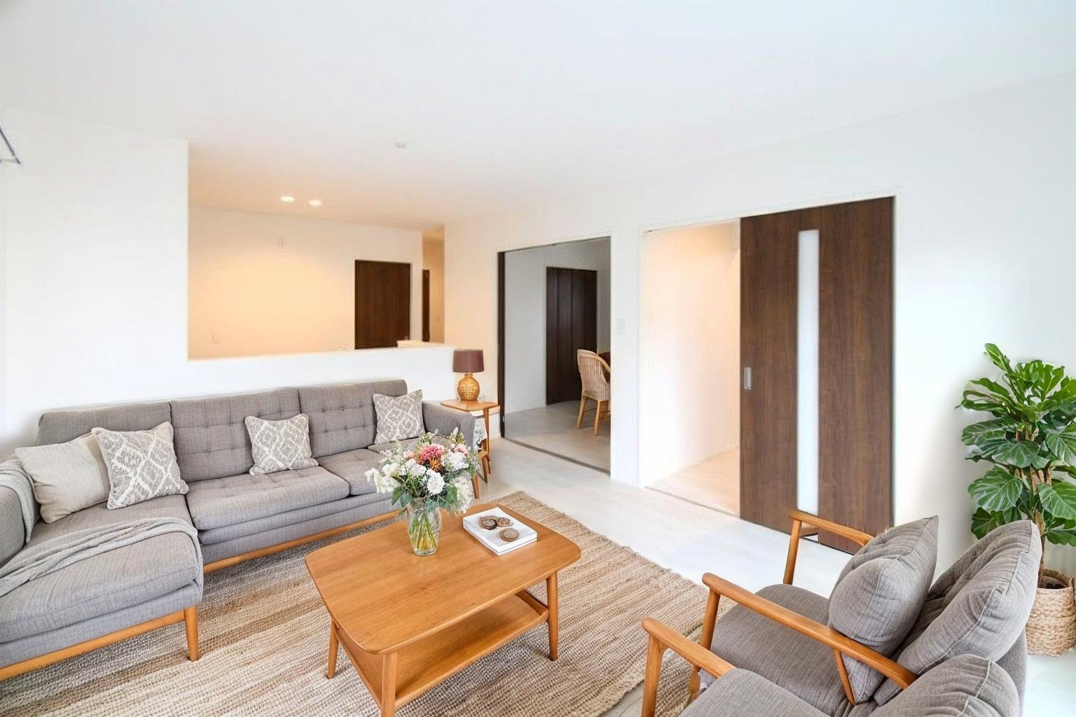 家族が集まるリビングは広々15.1帖！キッチンからもリビングが見渡せるため、どこに居ても家族を感じ、会話もはずみますね。 ※施工事例です。実物とは異なります。詳しくはお問い合わせください。