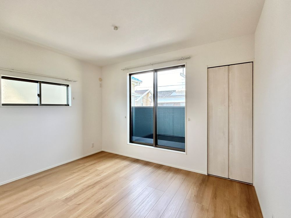 南向きの寝室は、バルコニーからの採光が気持ちよく入ってきます。朝の目覚めも良さそうです♪※画像はイメージです。