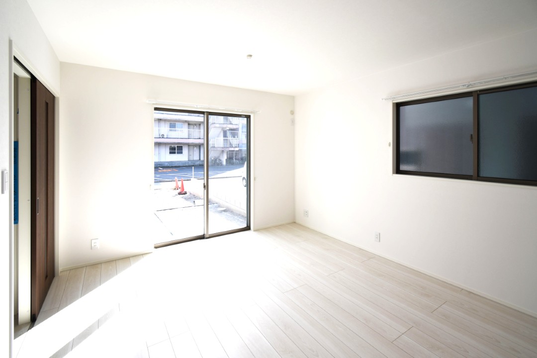 家族が集まる明るいリビング！お子様のお勉強をダイニングで済ませるようにすると家事をしながらお子様の頑張りを見守れます♪