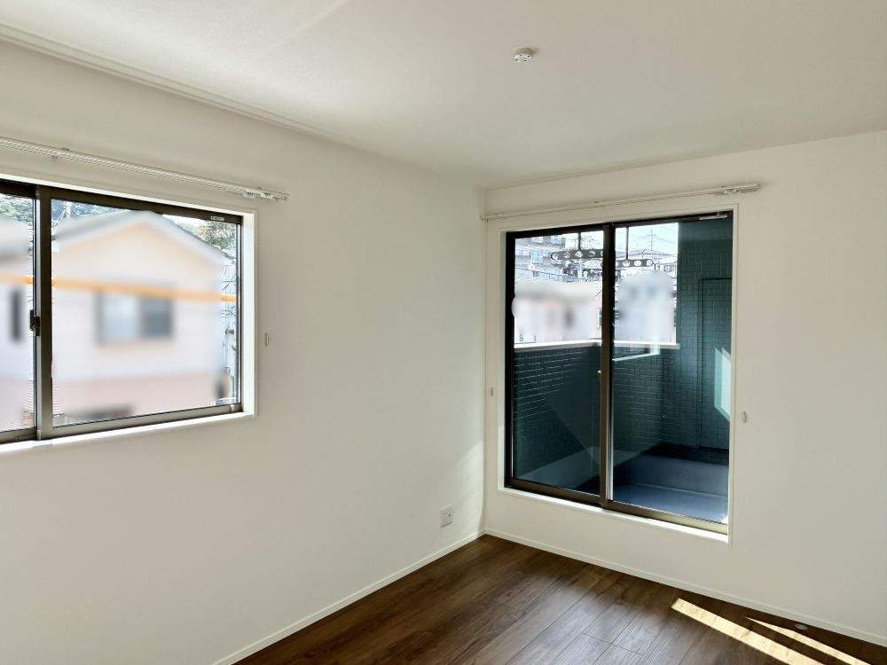 南向きの主寝室は広々していて安らげる空間に。バルコニーにすぐアクセスできるため、お洗濯物の片付けもらくらく♪※施工事例です。実際とは異なります。