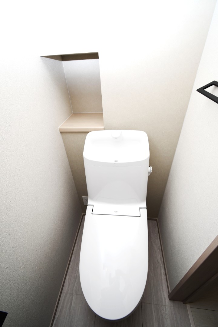 温水洗浄便座トイレ。新素材により、気になる便座もサッとひとふきでキレイになります。