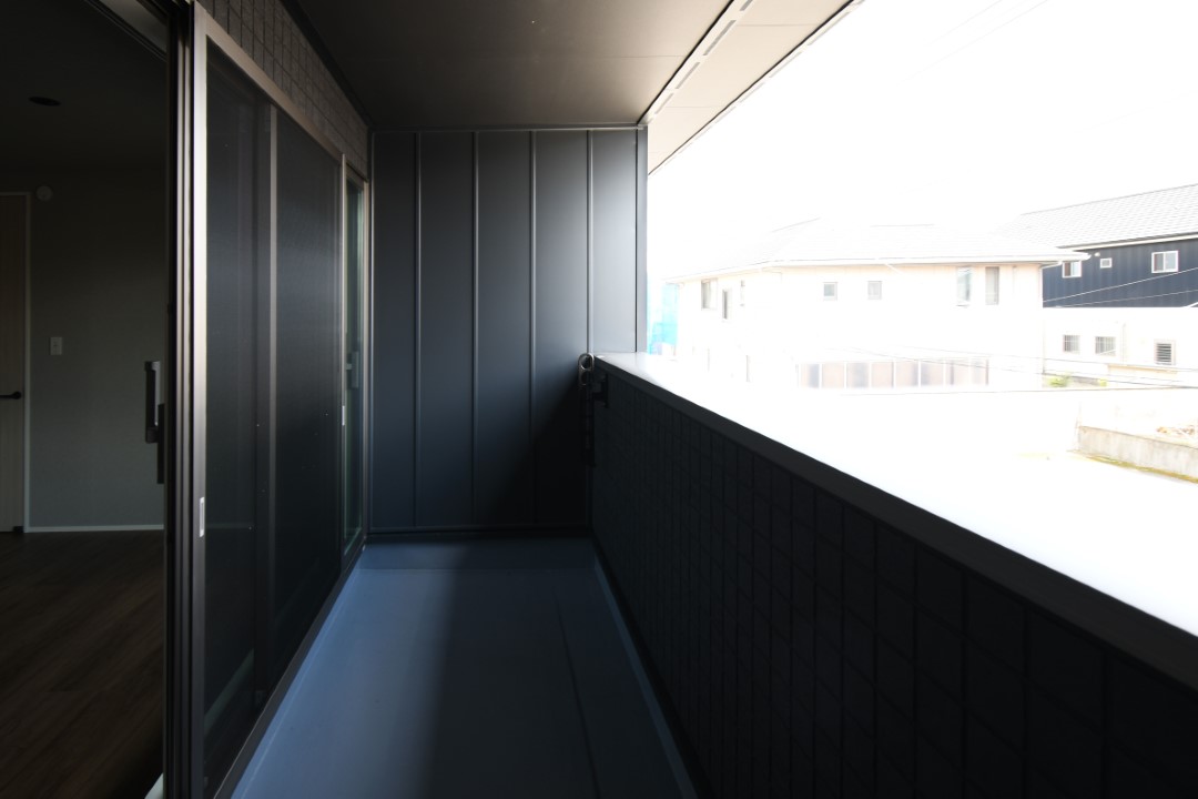 屋根付きバルコニーで急な雨で洗濯物が濡れる心配も少ない設計♪ 天井吊りパイプで足回りもすっきり♪※施工事例です。実物とは異なります。詳しくはお問い合わせください。