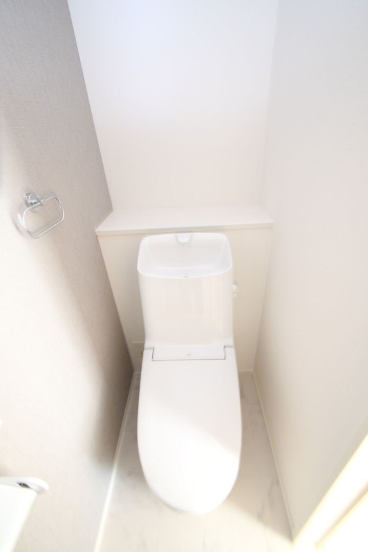  温水洗浄便座トイレ。新素材により、気になる便座もサッとひとふきでキレイになります。