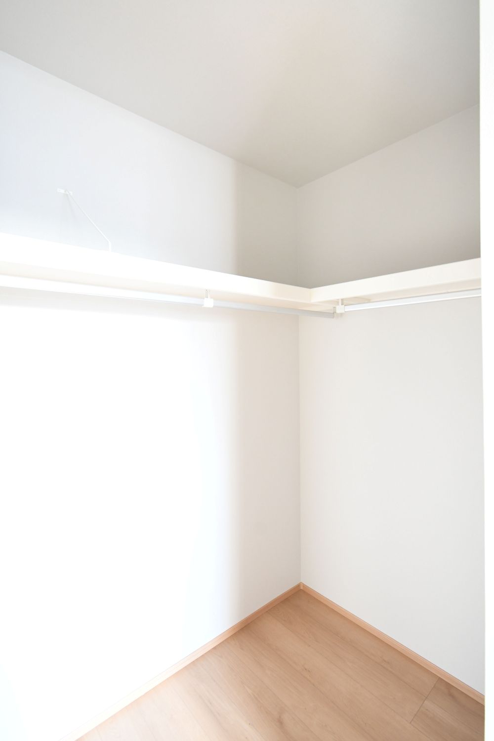 【寝室に直結したウォークインクローゼット】寝室からつながるウォークインクローゼットは、衣類やバッグをたっぷり収納できる大容量設計。毎日の身支度がスマートに整い、季節ごとのアイテムもすっきり収まります。