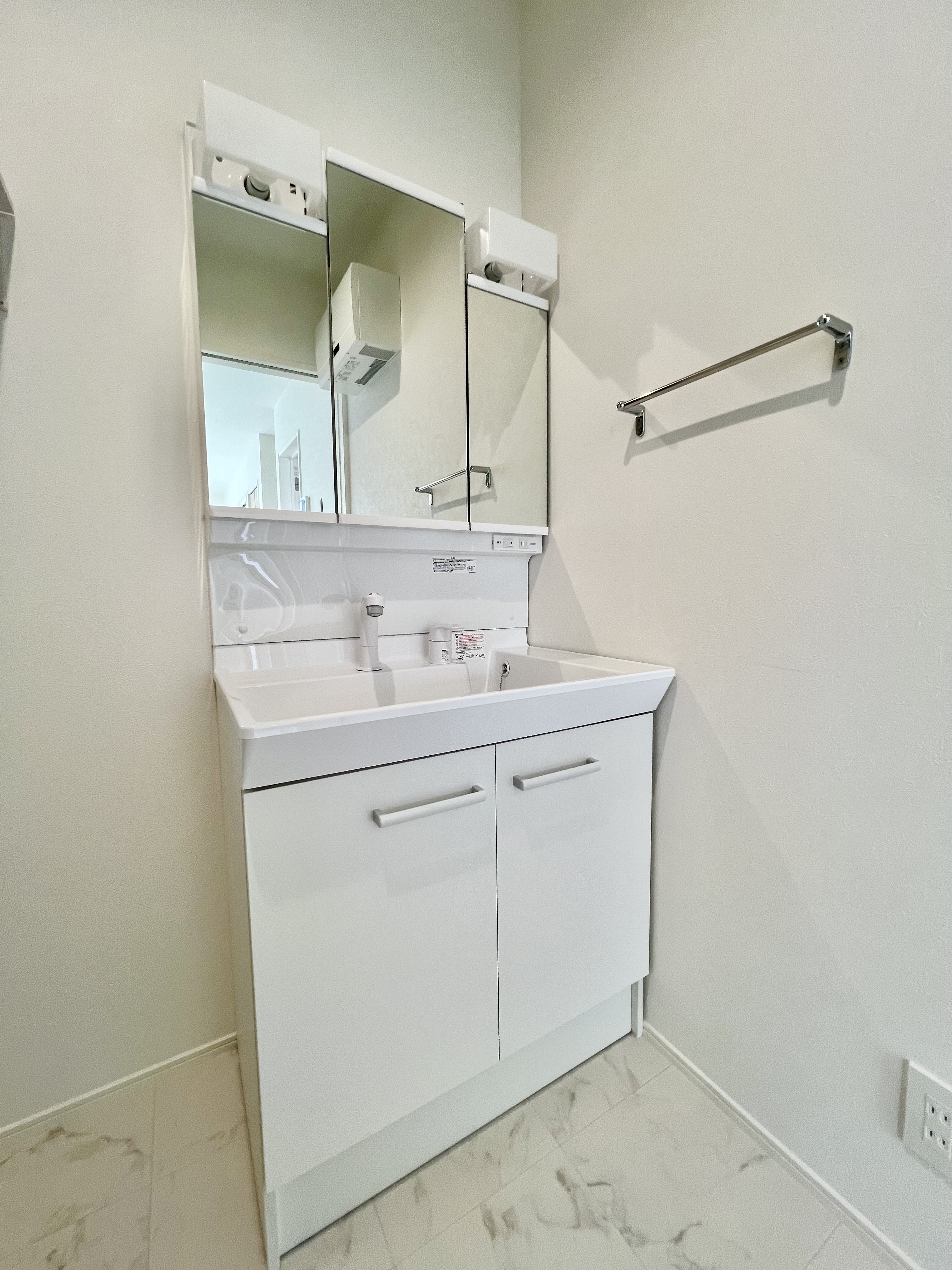 三面鏡の裏は収納スペースとなっており、物が多くなりがちな洗面台まわりをスッキリ保つことができます。