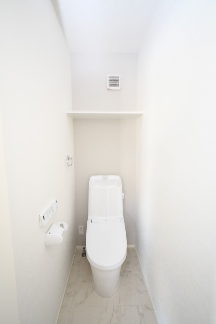  温水洗浄便座トイレ。新素材により、気になる便座もサッとひとふきでキレイになります。※施工事例です。実物とは異なります。詳しくはお問い合わせください。