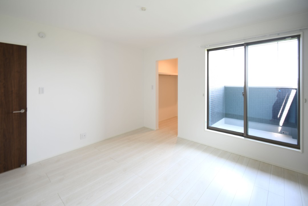 主寝室は広々していて安らげる空間に。大きな窓から光が差し込み、朝の目覚めも良さそう♪ 