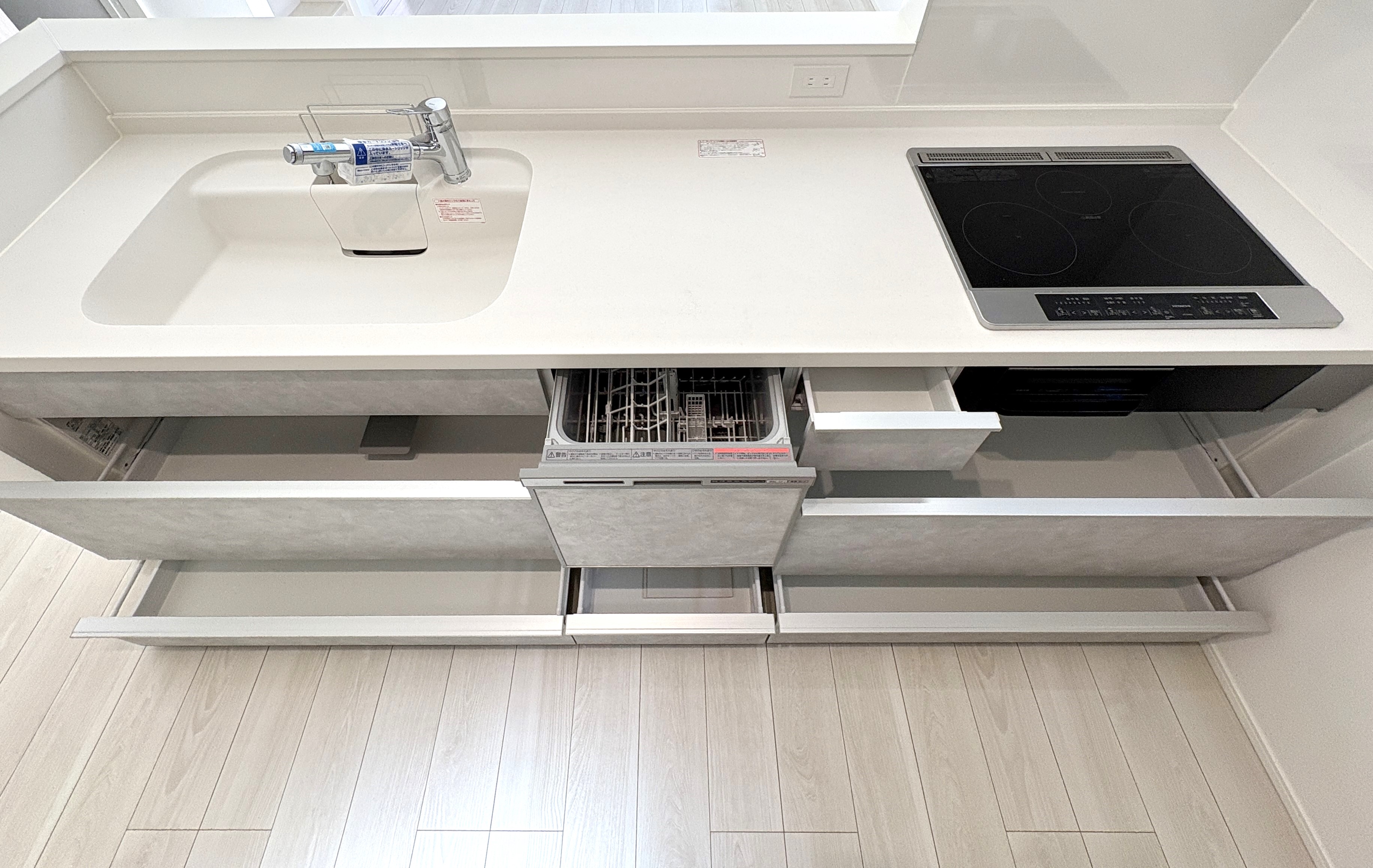 食洗器付きのシステムキッチン。洗い物の時間を削減でき、家事の負担を軽減してくれます。※施工事例になります。実際と色やデザインが異なりますので詳しくはお問い合わせください。