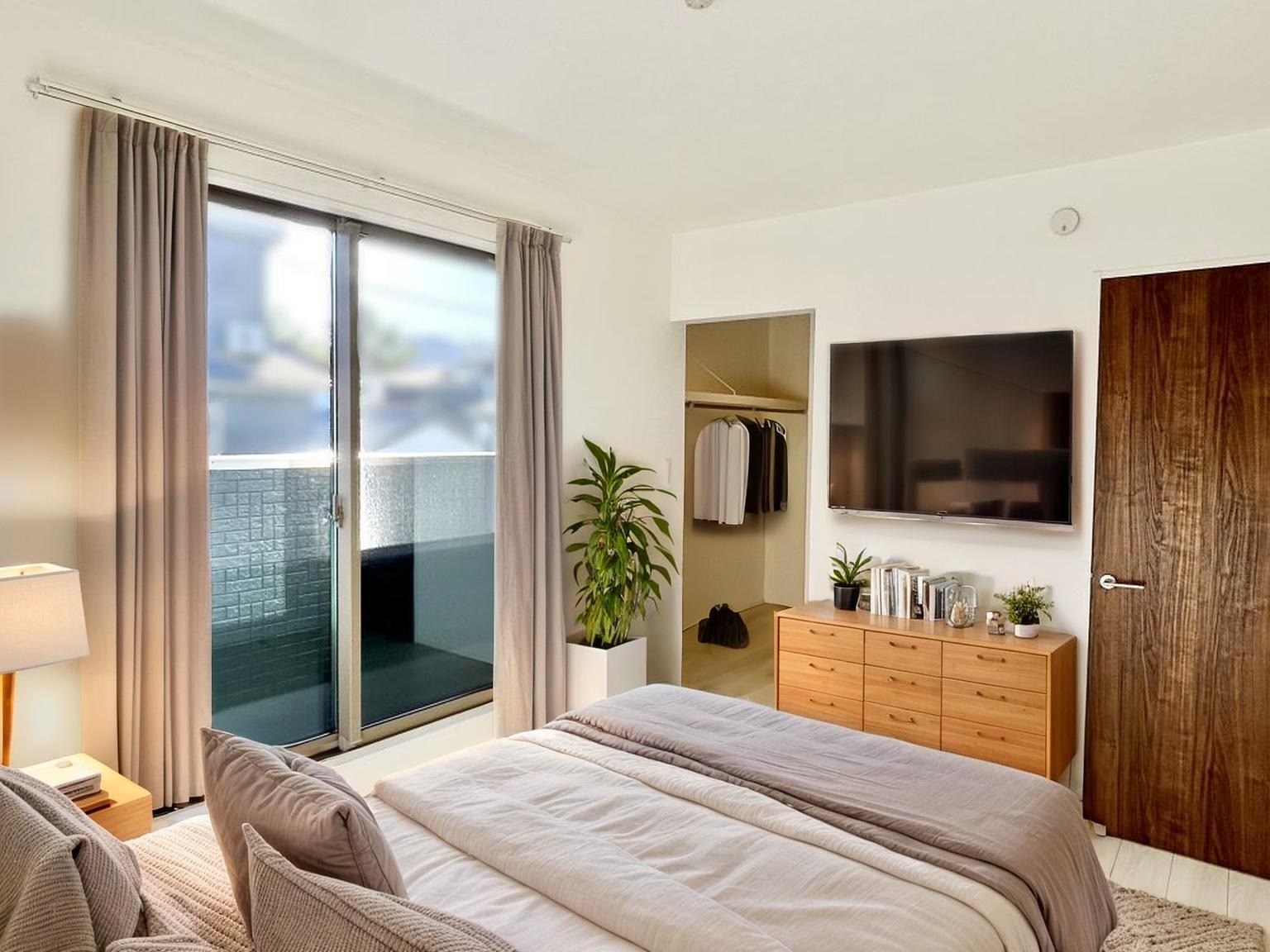 南西側に面した明るい主寝室。バルコニーから日差しが入ってくるので、朝の目覚めもよさそうですね。※CGにて家具を合成しています