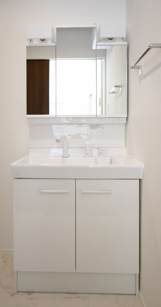 三面鏡の裏は収納スペースとなっており、物が多くなりがちな洗面台まわりをスッキリ保つことができます。 