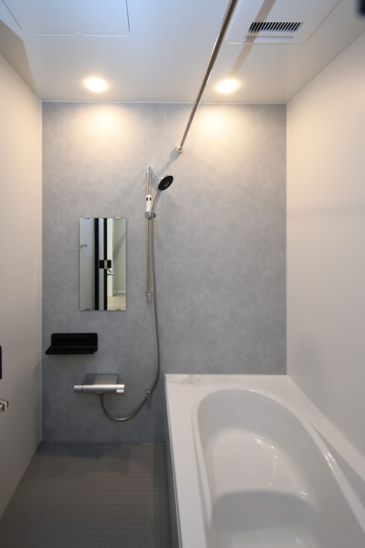 1日の疲れをほぐす、とっておきのリラクゼーションタイムを楽しむバスルーム。 美しく、機能的なデザインを採用、清潔感あふれる心地よい空間づくりにこだわりました。 ※施工事例です。実物とは異なります。詳しくはお問い合わせください。