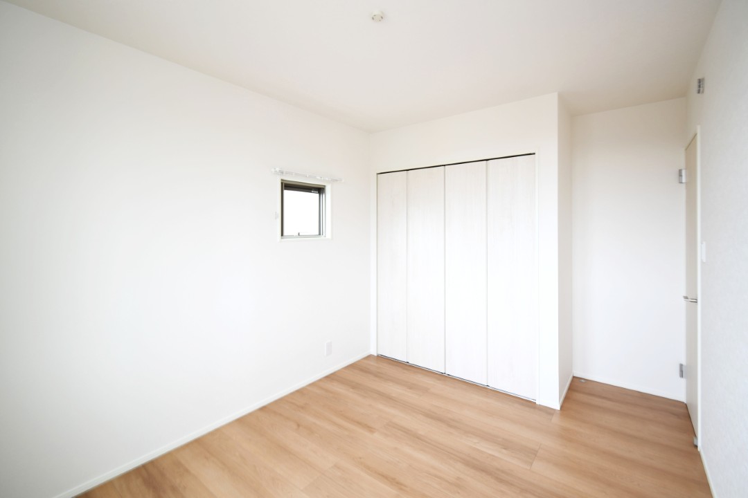 屋根付きバルコニーで急な雨で洗濯物が濡れる心配も少ない設計♪ 天井吊りパイプで足回りもすっきり♪