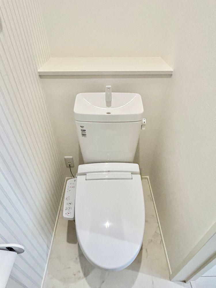 1階、2階ともにトイレあり！新素材により、気になる便座もサッとひとふきでキレイになります。