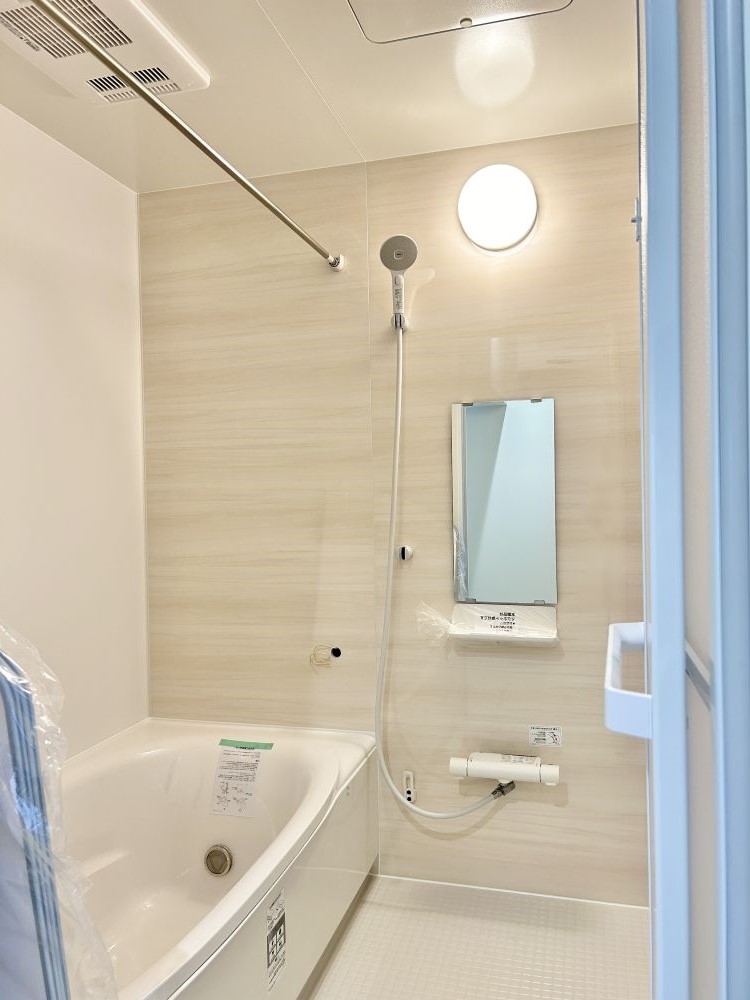 1日の疲れをほぐす、とっておきのリラクゼーションタイムを楽しむバスルーム。 水はけがよく、綺麗な浴室を保ちます。※施工事例です。実際とは異なります。