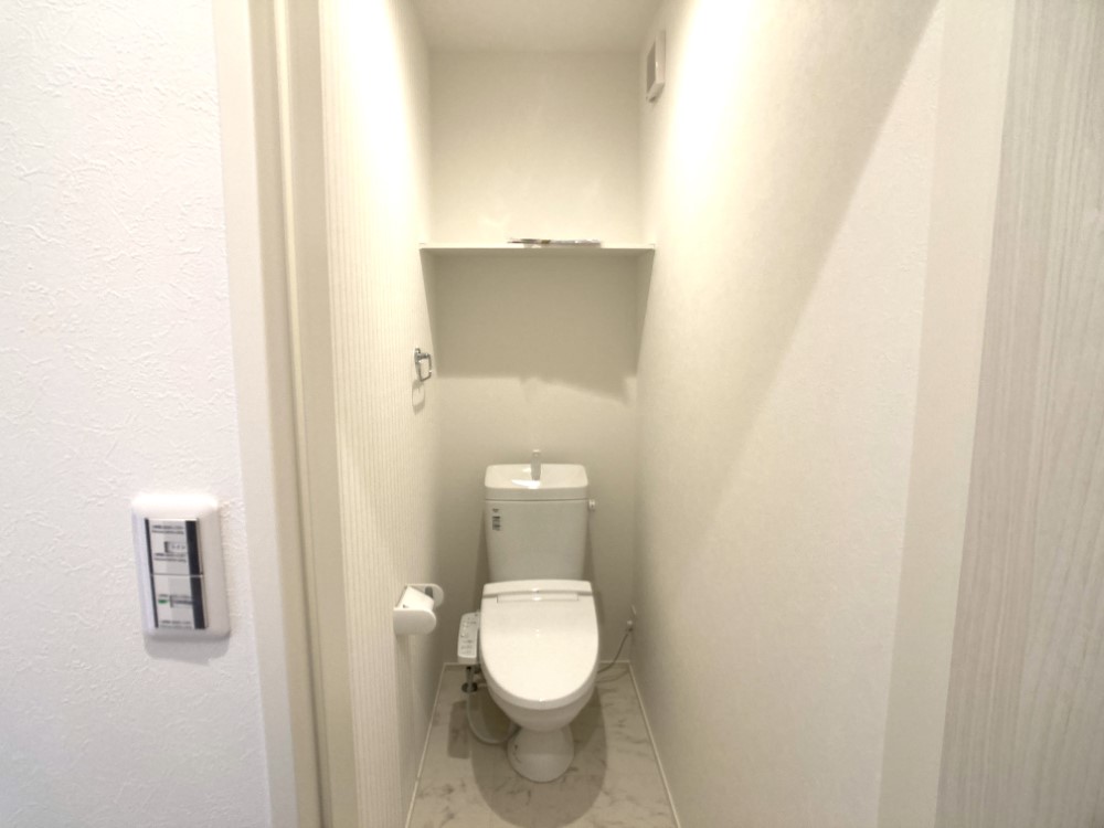 お手入れしやすい素材を使用したトイレ。すっきりと清潔感ある空間になっています。