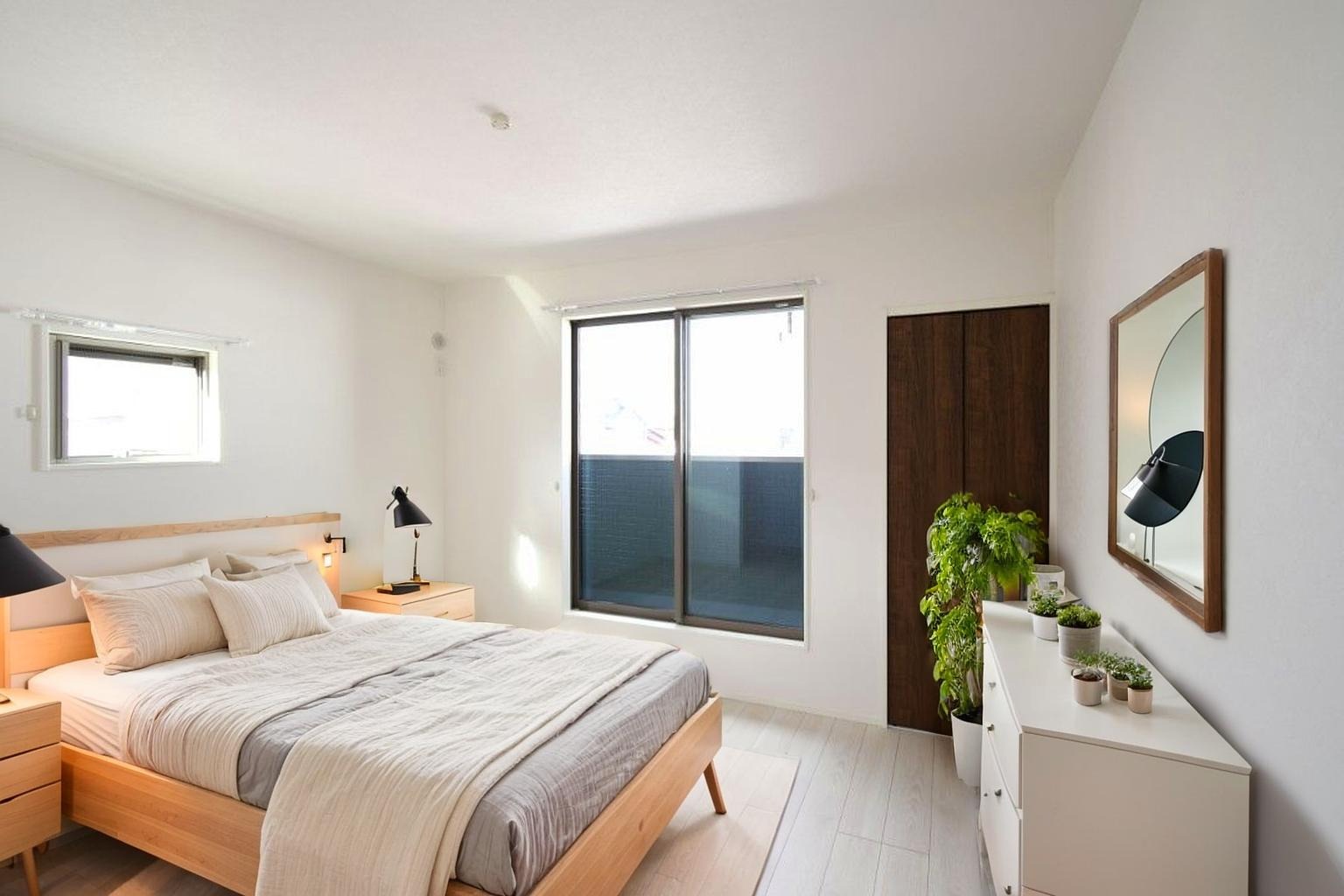 主寝室は広々していて安らげる空間に。大きな窓から光が差し込み、朝の目覚めも良さそう♪　※CGにて家具を配置しています。