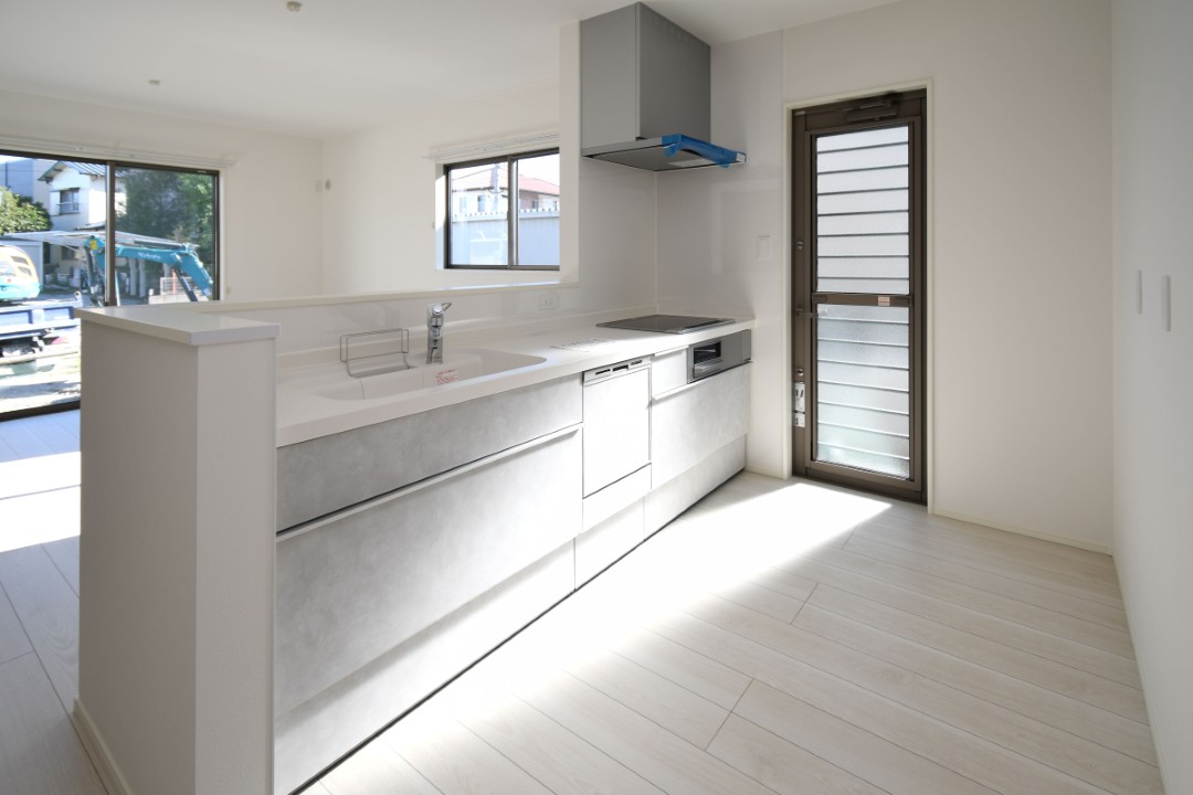 対面式キッチンは家事をしながら家族を見守り、コミュニケーションの取れる人気のスタイル。食洗器付きで洗い物の時間を削減でき、家事の負担を軽減してくれるキッチンです。