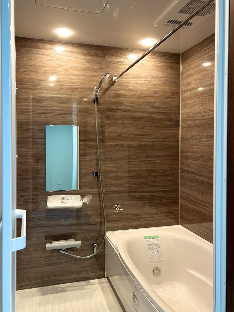 1日の疲れをほぐす、とっておきのリラクゼーションタイムを楽しむバスルーム。 美しく、機能的なデザインを採用、清潔感あふれる心地よい空間づくりにこだわりました。