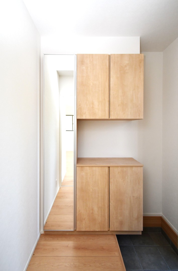 シューズボックスは上下に分かれているので棚に小物が置けます♪棚は可動式なので、すっきり収納できてとても便利です♪